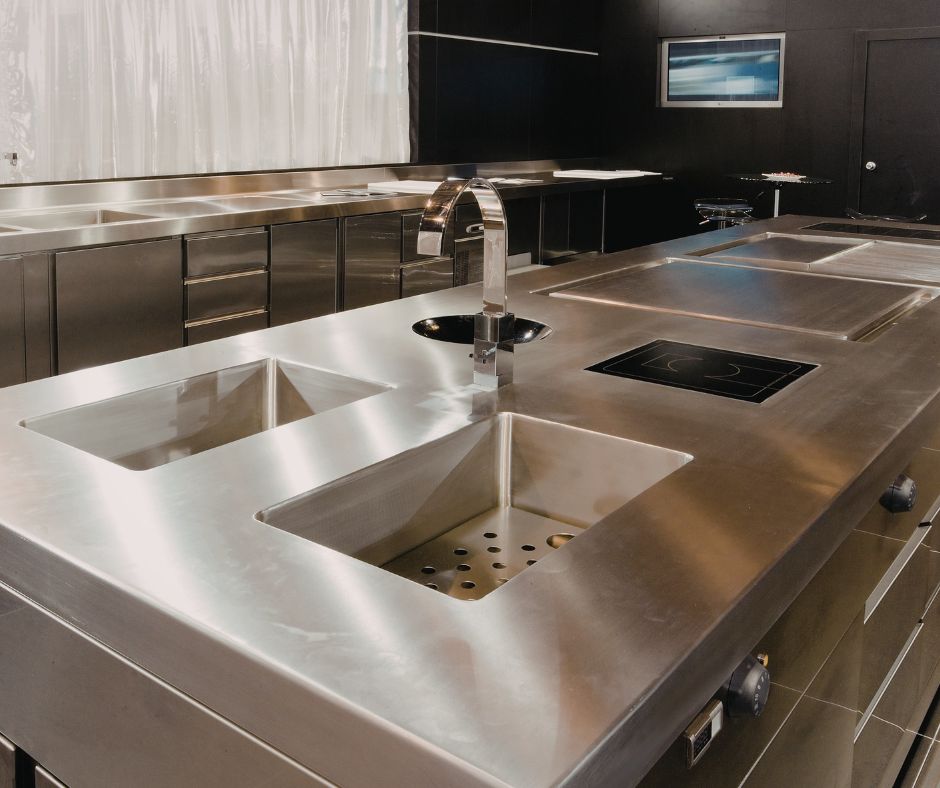 cuina professional d'acer inoxidable al restaurant complint normativa de control de plagues i sanitat ambiental