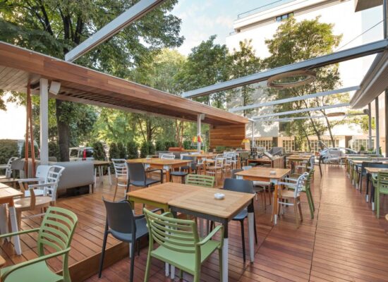 Terrassa d'un restaurant amb taules i cadires preparada per al servei, exemple d'espai on és essencial aplicar un pla DDD de control de plagues per garantir higiene i seguretat alimentària.
