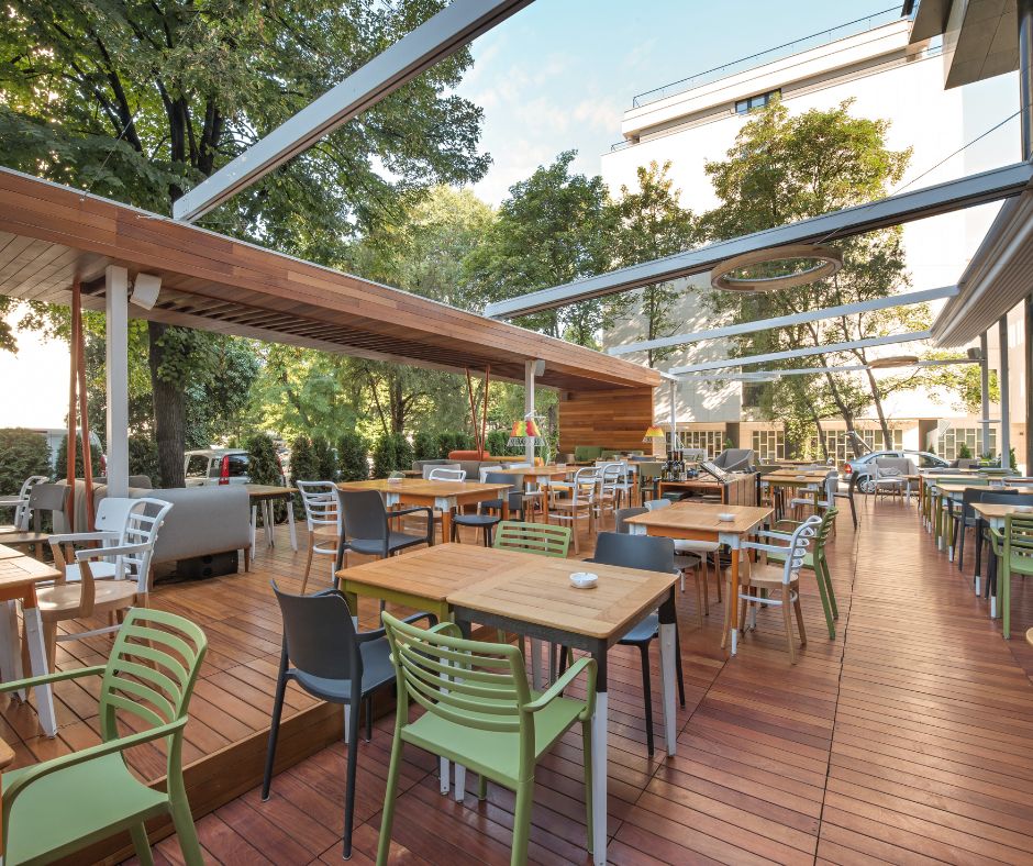 Terrassa d'un restaurant amb taules i cadires preparada per al servei, exemple d'espai on és essencial aplicar un pla DDD de control de plagues per garantir higiene i seguretat alimentària.